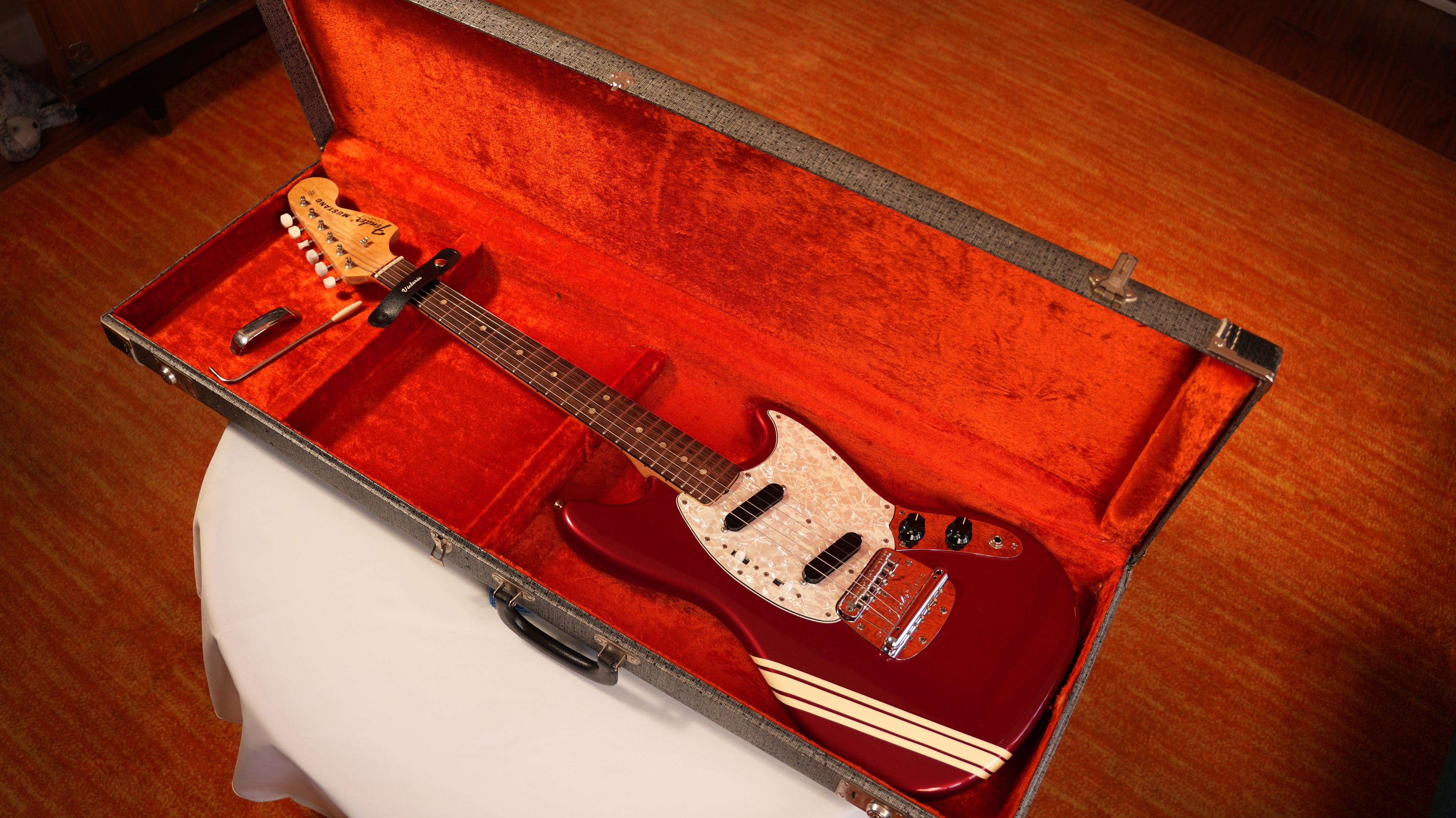 1971 Fender Mustang Guitar with Rosewood Fretboard - Competition Red