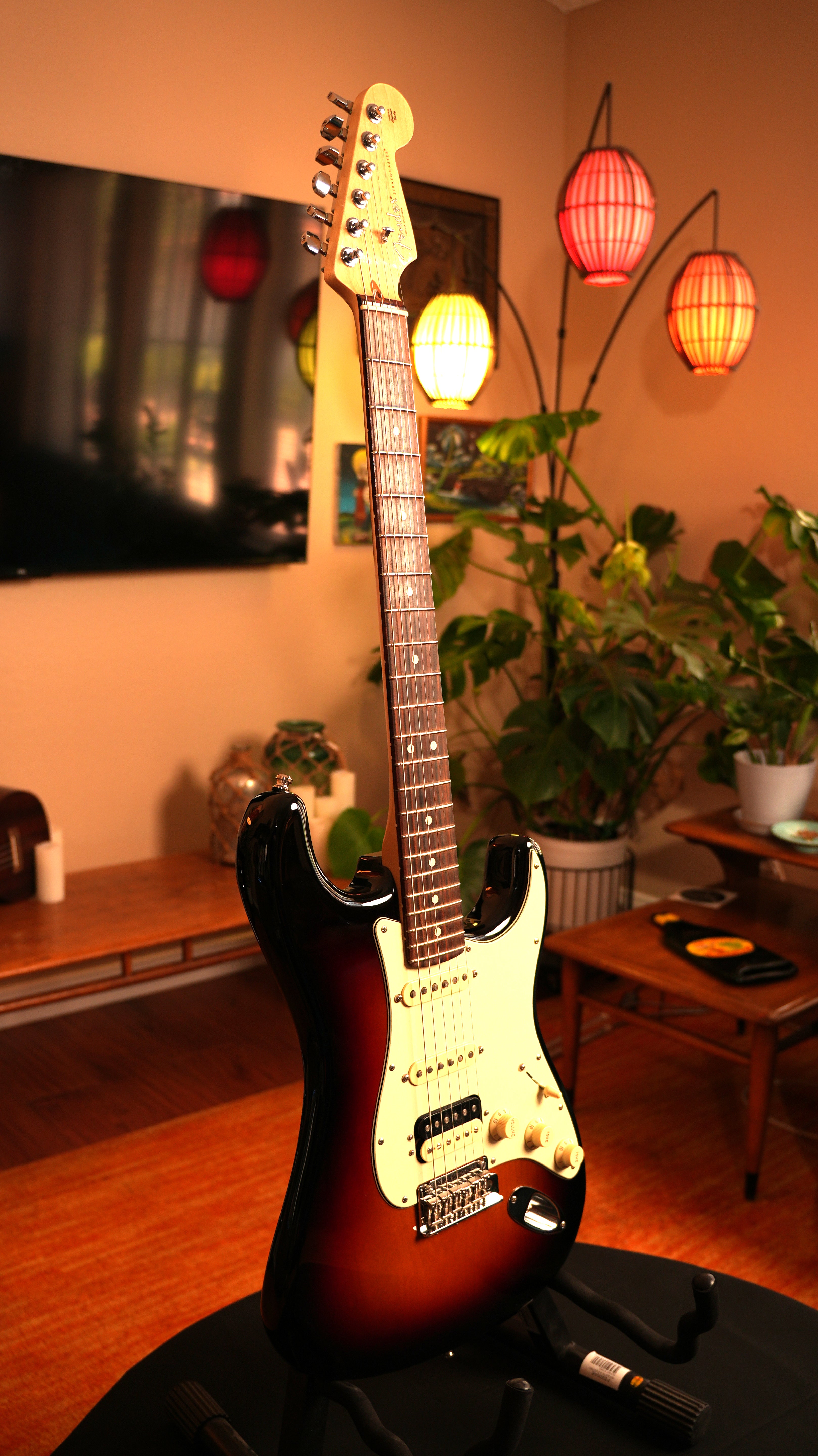2018 Fender American Professional Stratocaster HSS Shawbucker – 3-Tone Sunburst w/ Hardshell Case