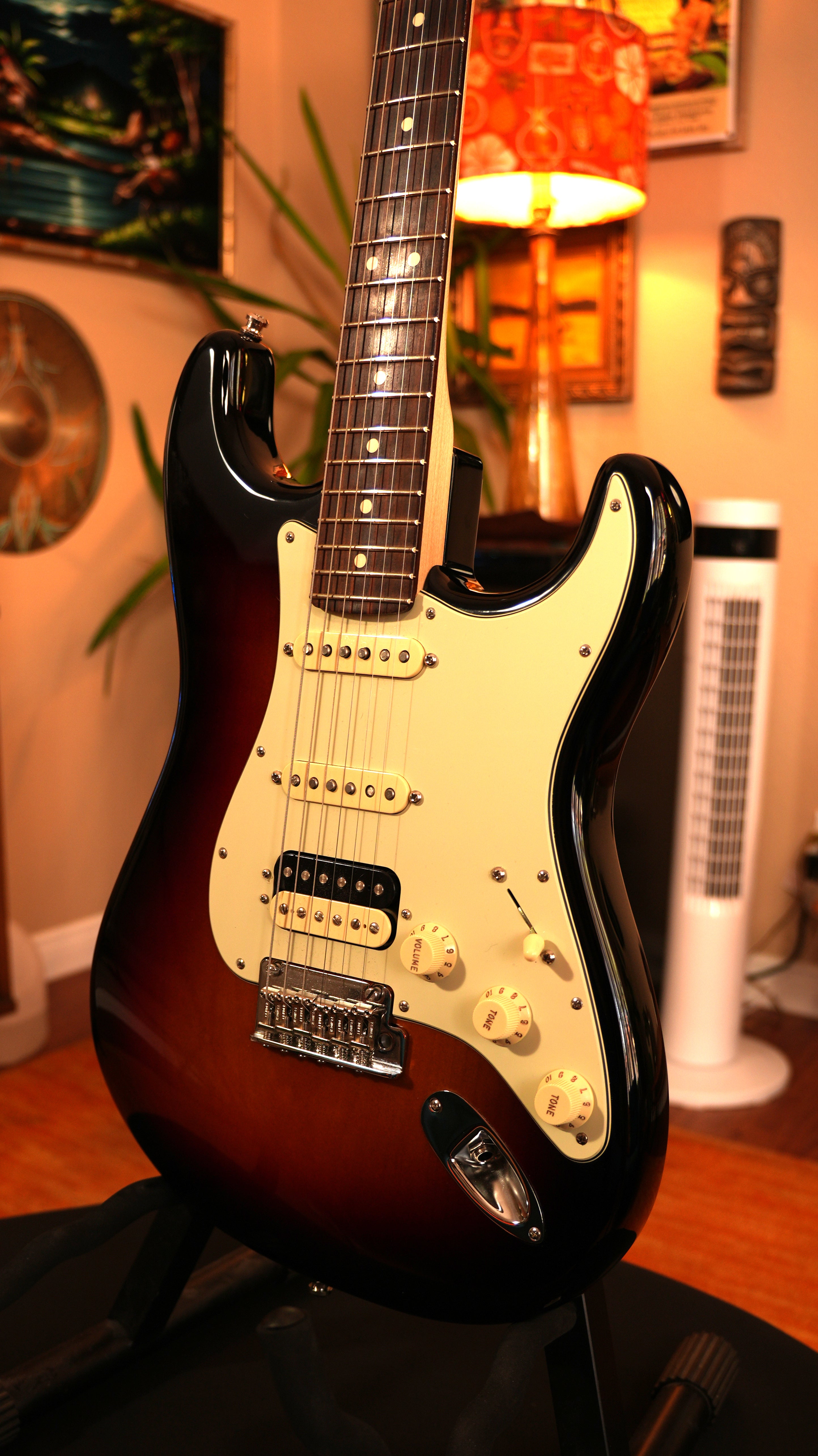 2018 Fender American Professional Stratocaster HSS Shawbucker – 3-Tone Sunburst w/ Hardshell Case