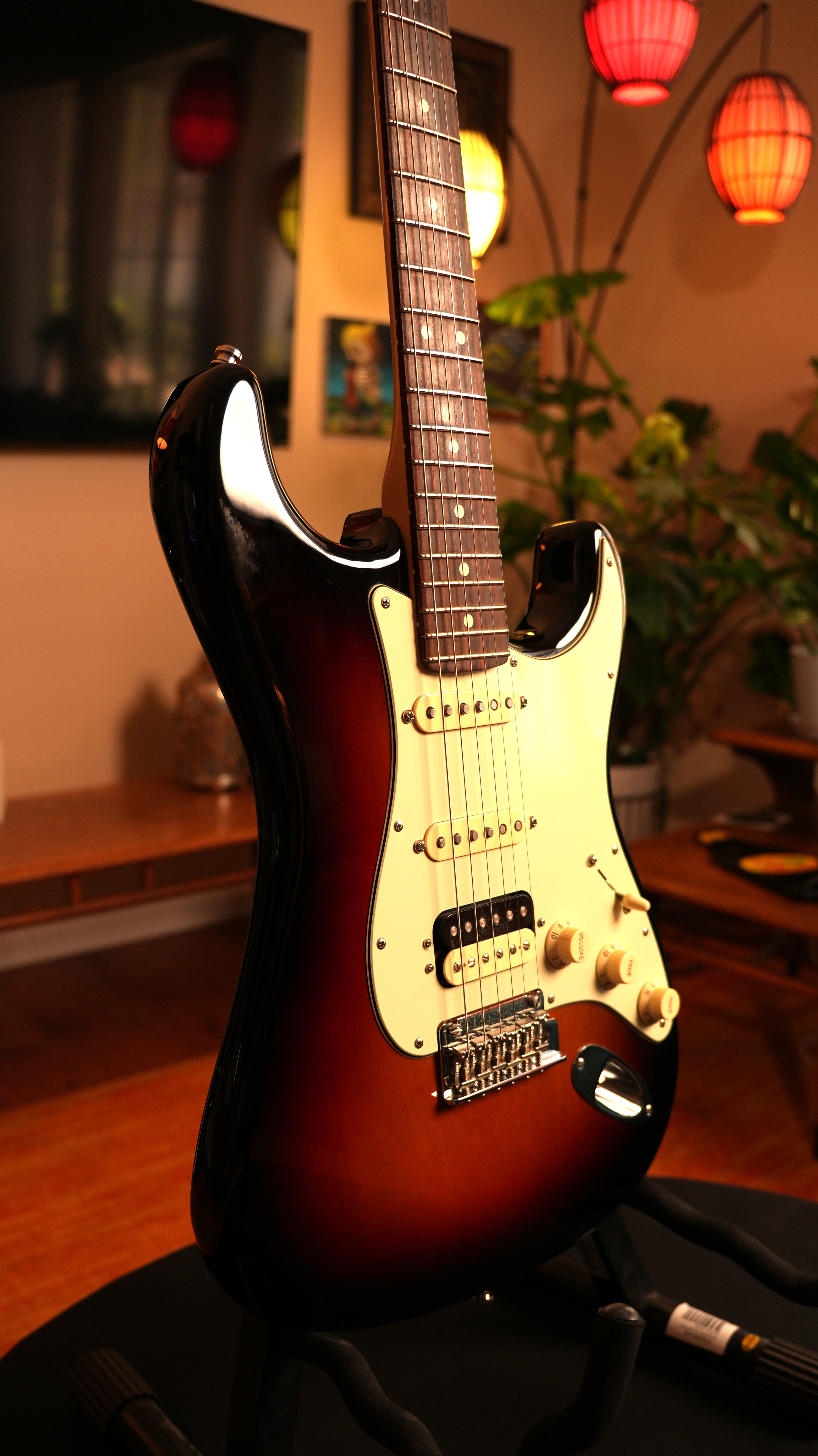 2018 Fender American Professional Stratocaster HSS Shawbucker – 3-Tone Sunburst w/ Hardshell Case