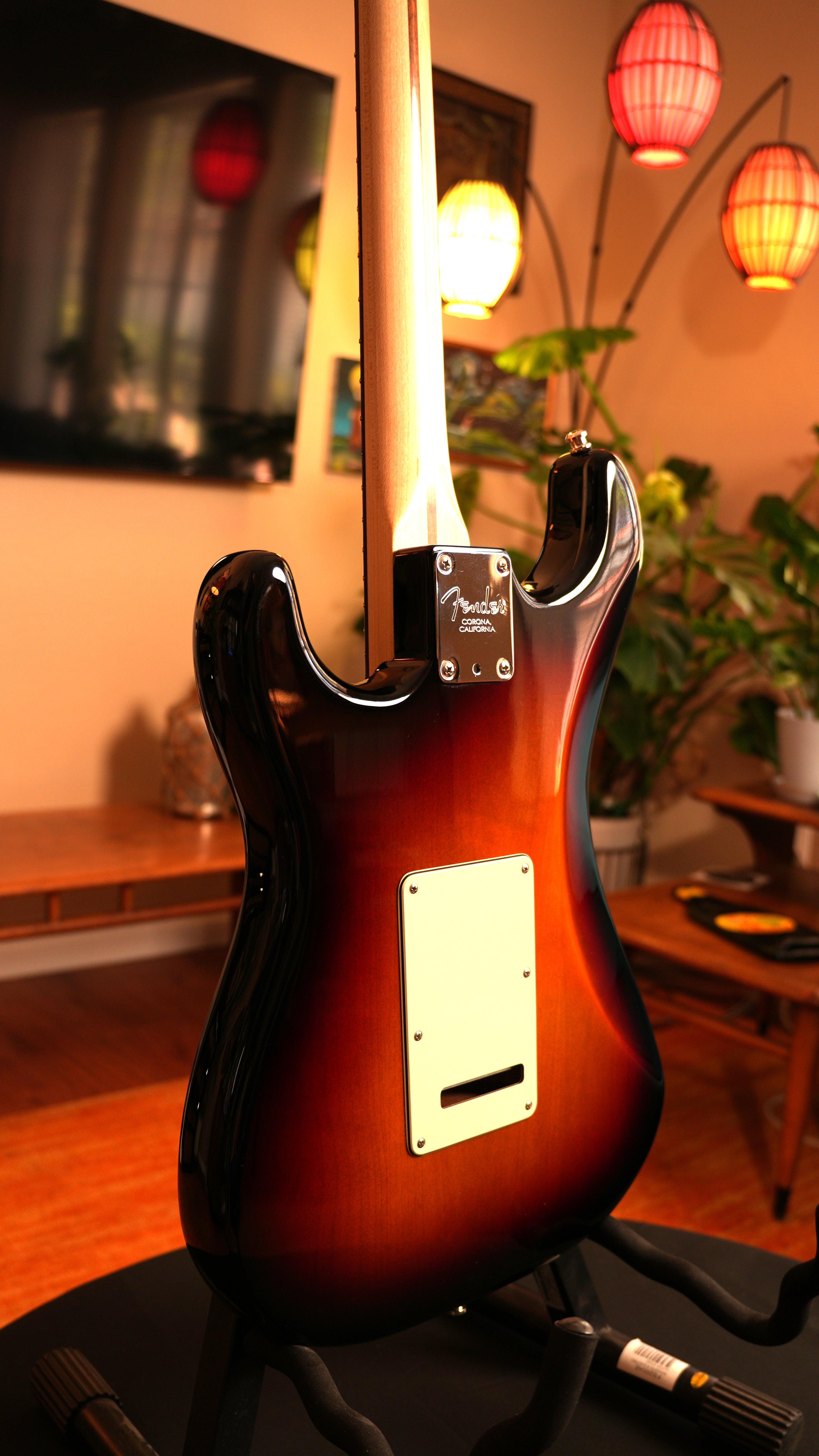 2018 Fender American Professional Stratocaster HSS Shawbucker – 3-Tone Sunburst w/ Hardshell Case