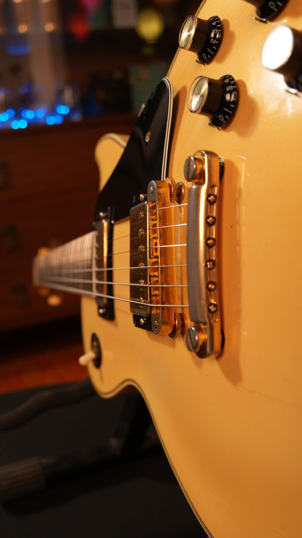 1985 Gibson Les Paul Custom – Aged Pearl White (9.0 lbs) w/ Pro Refret & '80s Chainsaw Case