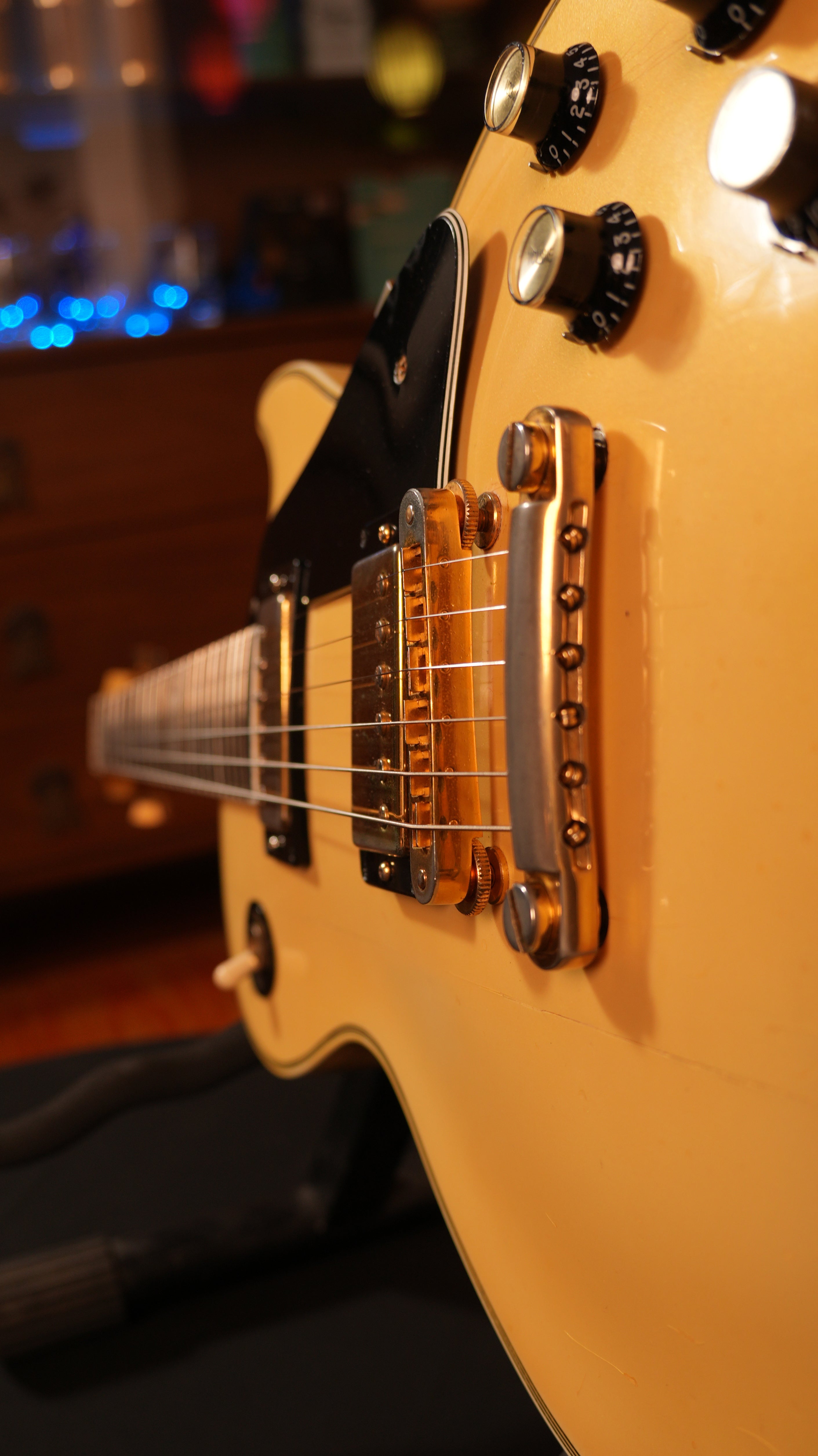 1985 Gibson Les Paul Custom – Aged Pearl White (9.0 lbs) w/ Pro Refret & '80s Chainsaw Case