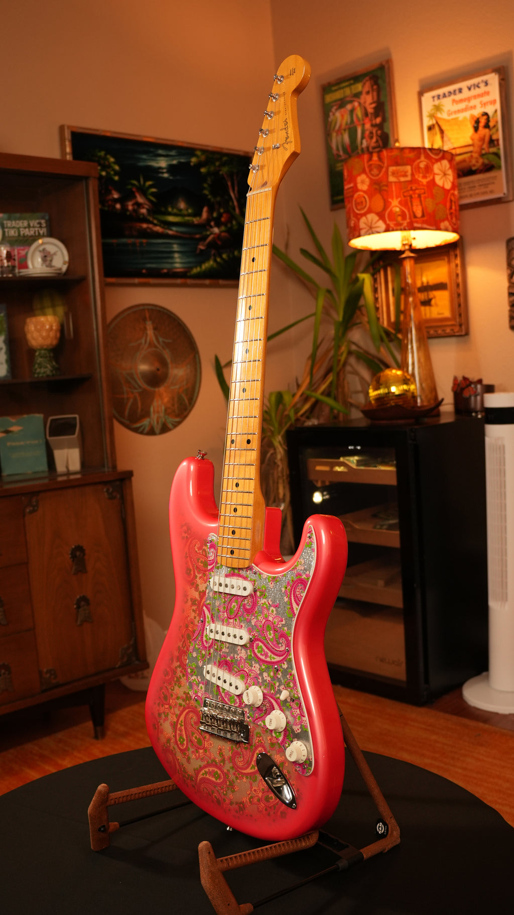 Fender CIJ Pink Paisley Stratocaster 2008 – Made in Japan (JDM) w/ Upgraded Fender Hardshell Case