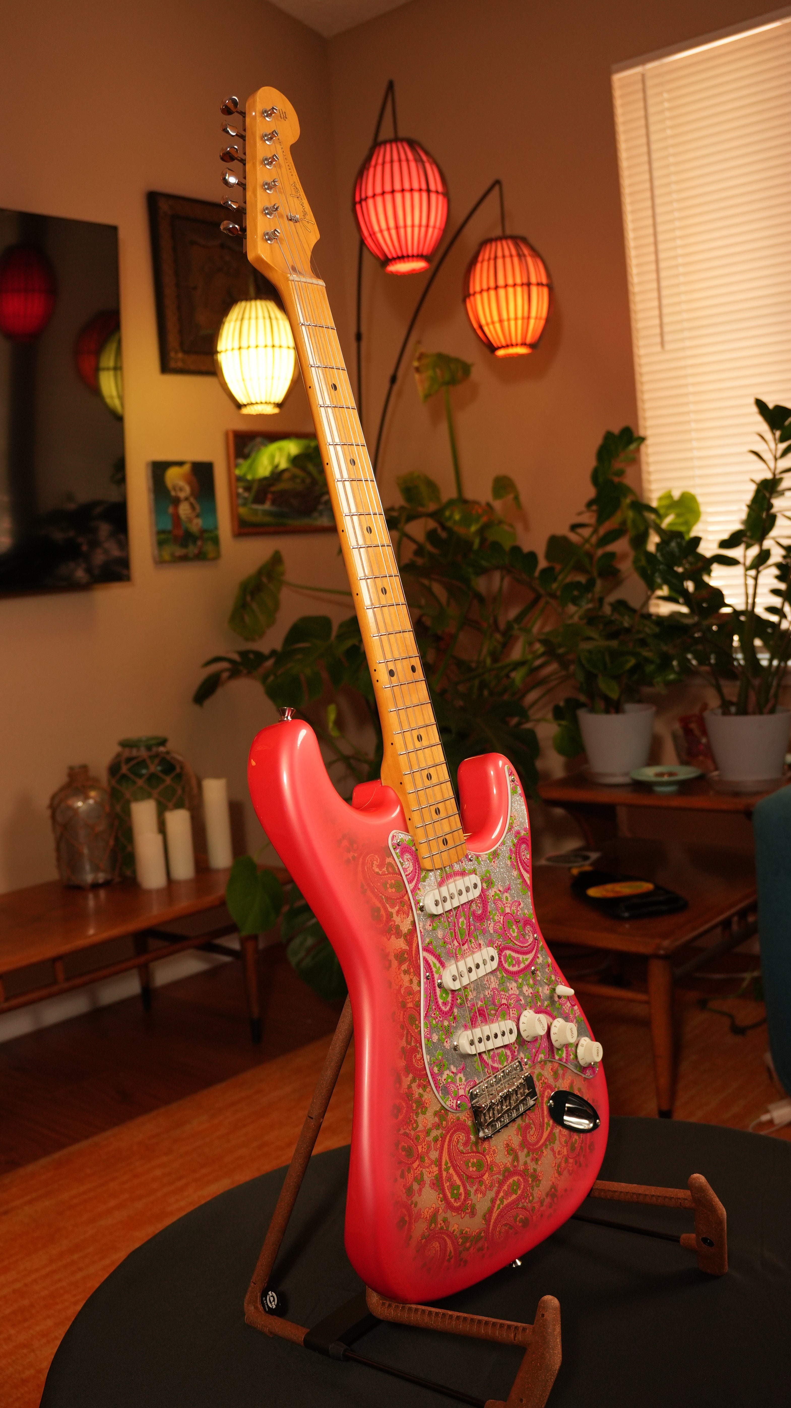 Fender CIJ Pink Paisley Stratocaster 2008 – Made in Japan (JDM) w/ Upgraded Fender Hardshell Case