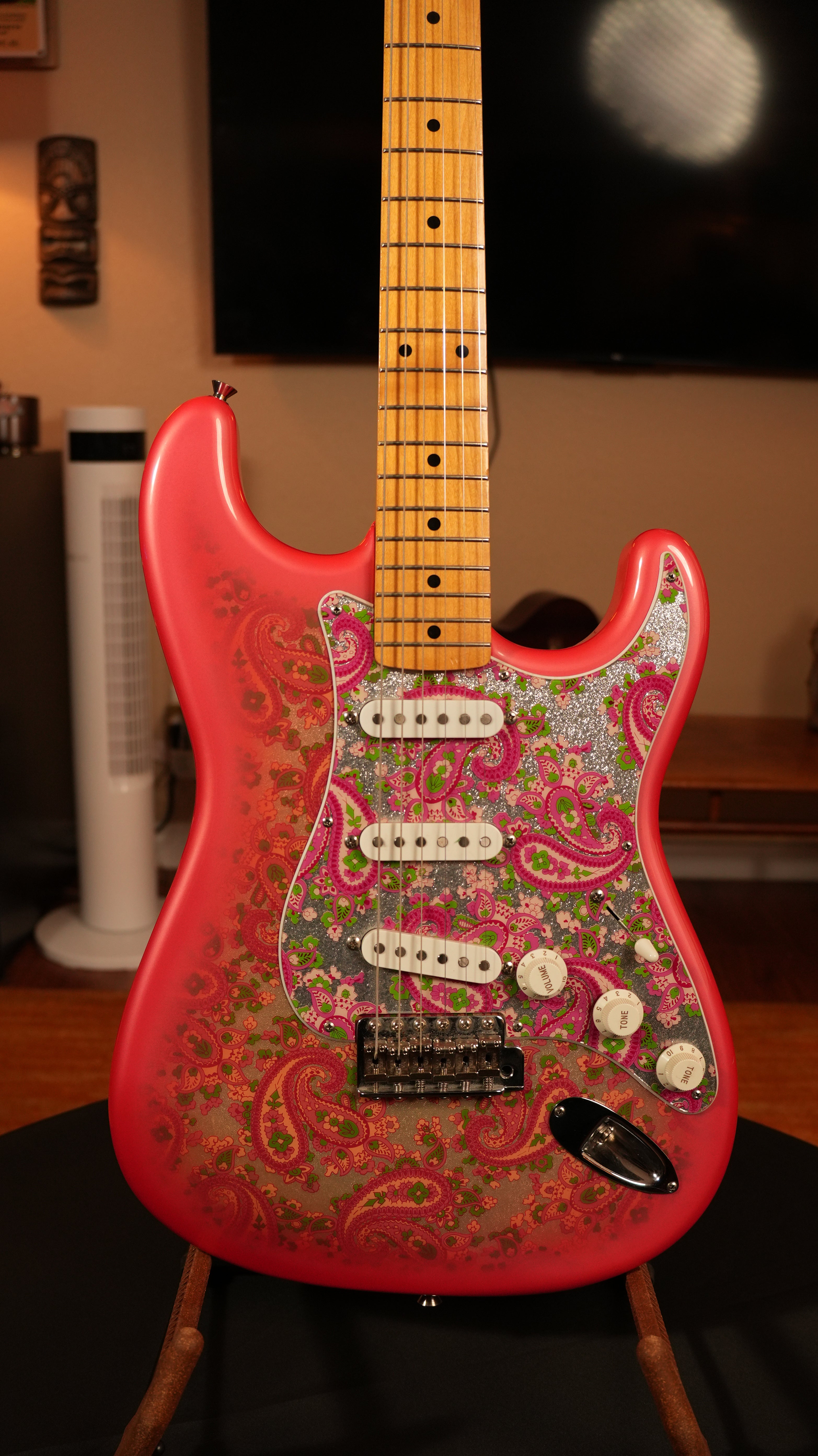 Fender CIJ Pink Paisley Stratocaster 2008 – Made in Japan (JDM) w/ Upgraded Fender Hardshell Case