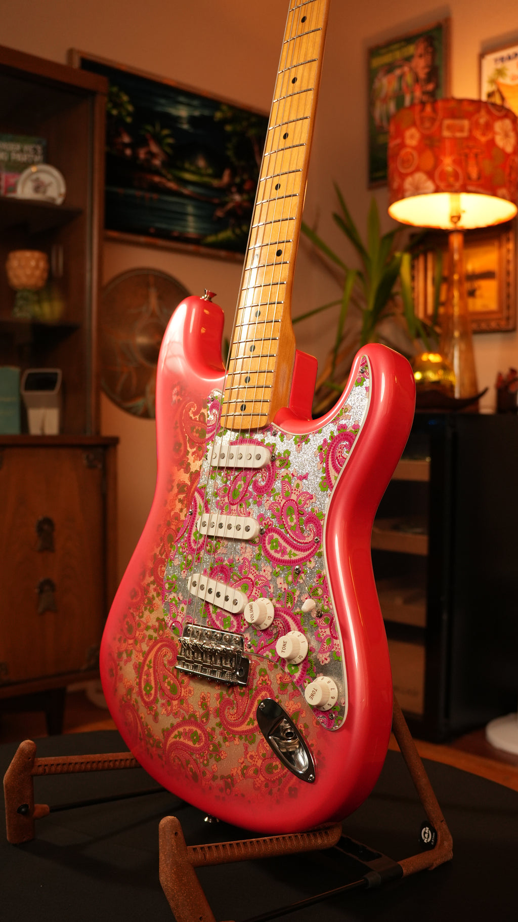 Fender CIJ Pink Paisley Stratocaster 2008 – Made in Japan (JDM) w/ Upgraded Fender Hardshell Case
