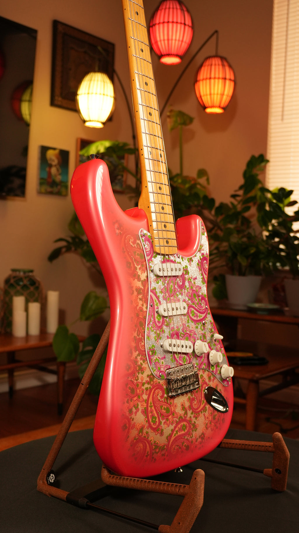 Fender CIJ Pink Paisley Stratocaster 2008 – Made in Japan (JDM) w/ Upgraded Fender Hardshell Case