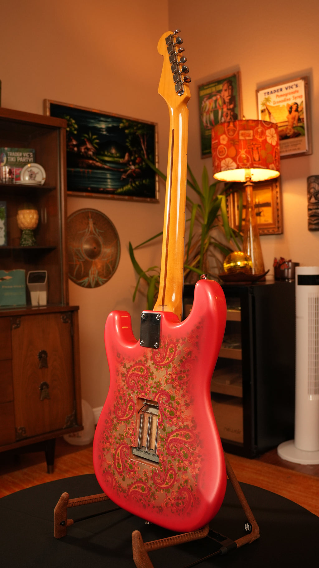 Fender CIJ Pink Paisley Stratocaster 2008 – Made in Japan (JDM) w/ Upgraded Fender Hardshell Case