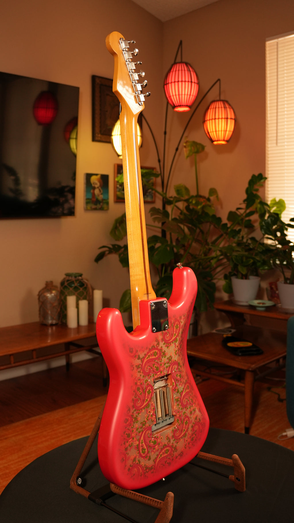 Fender CIJ Pink Paisley Stratocaster 2008 – Made in Japan (JDM) w/ Upgraded Fender Hardshell Case
