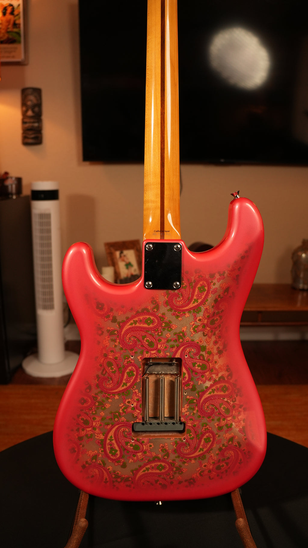 Fender CIJ Pink Paisley Stratocaster 2008 – Made in Japan (JDM) w/ Upgraded Fender Hardshell Case