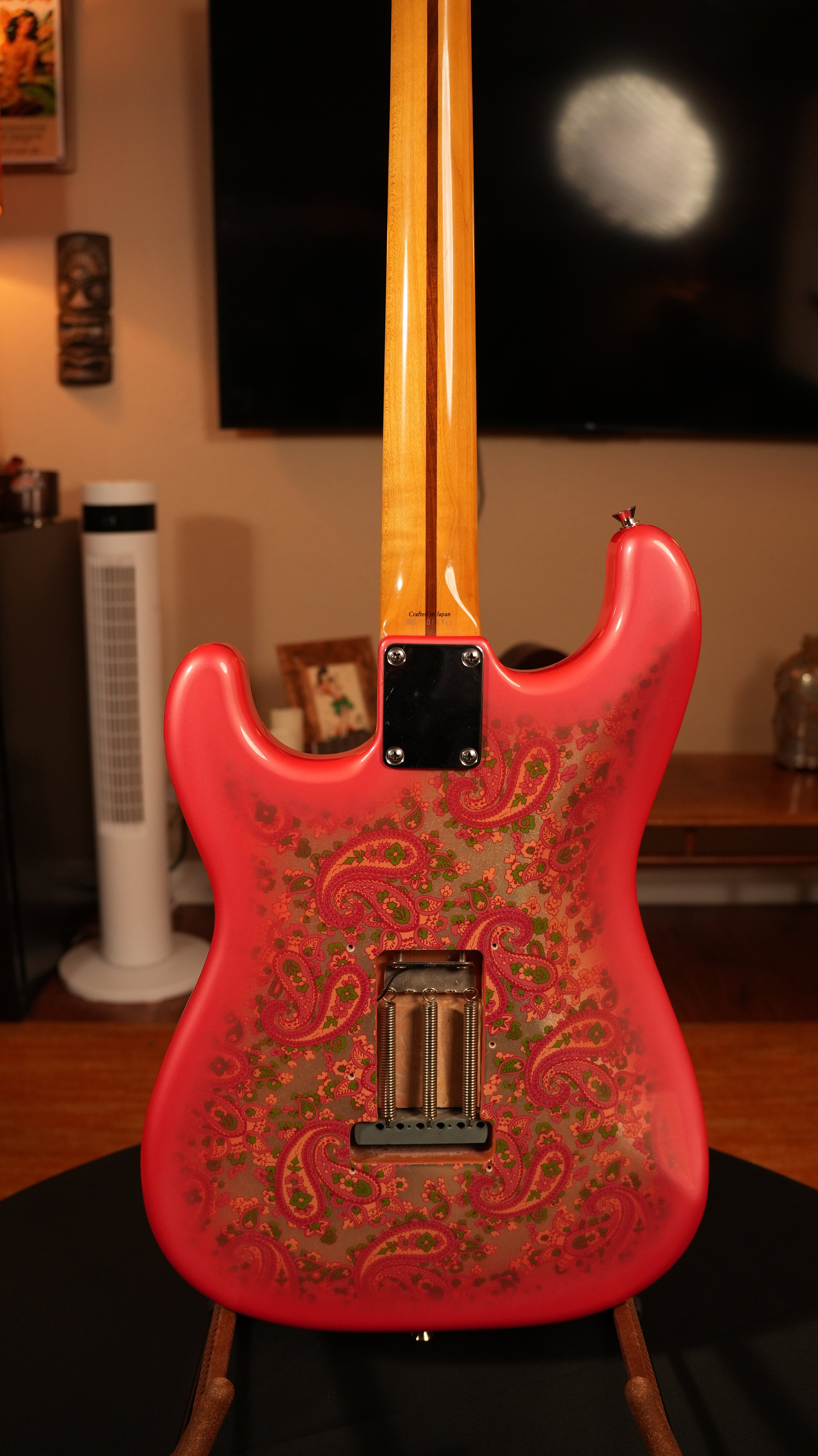 Fender CIJ Pink Paisley Stratocaster 2008 – Made in Japan (JDM) w/ Upgraded Fender Hardshell Case
