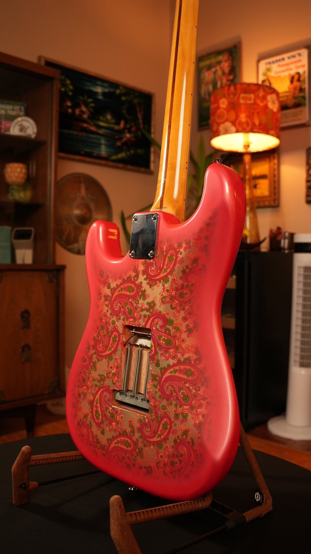Fender CIJ Pink Paisley Stratocaster 2008 – Made in Japan (JDM) w/ Upgraded Fender Hardshell Case