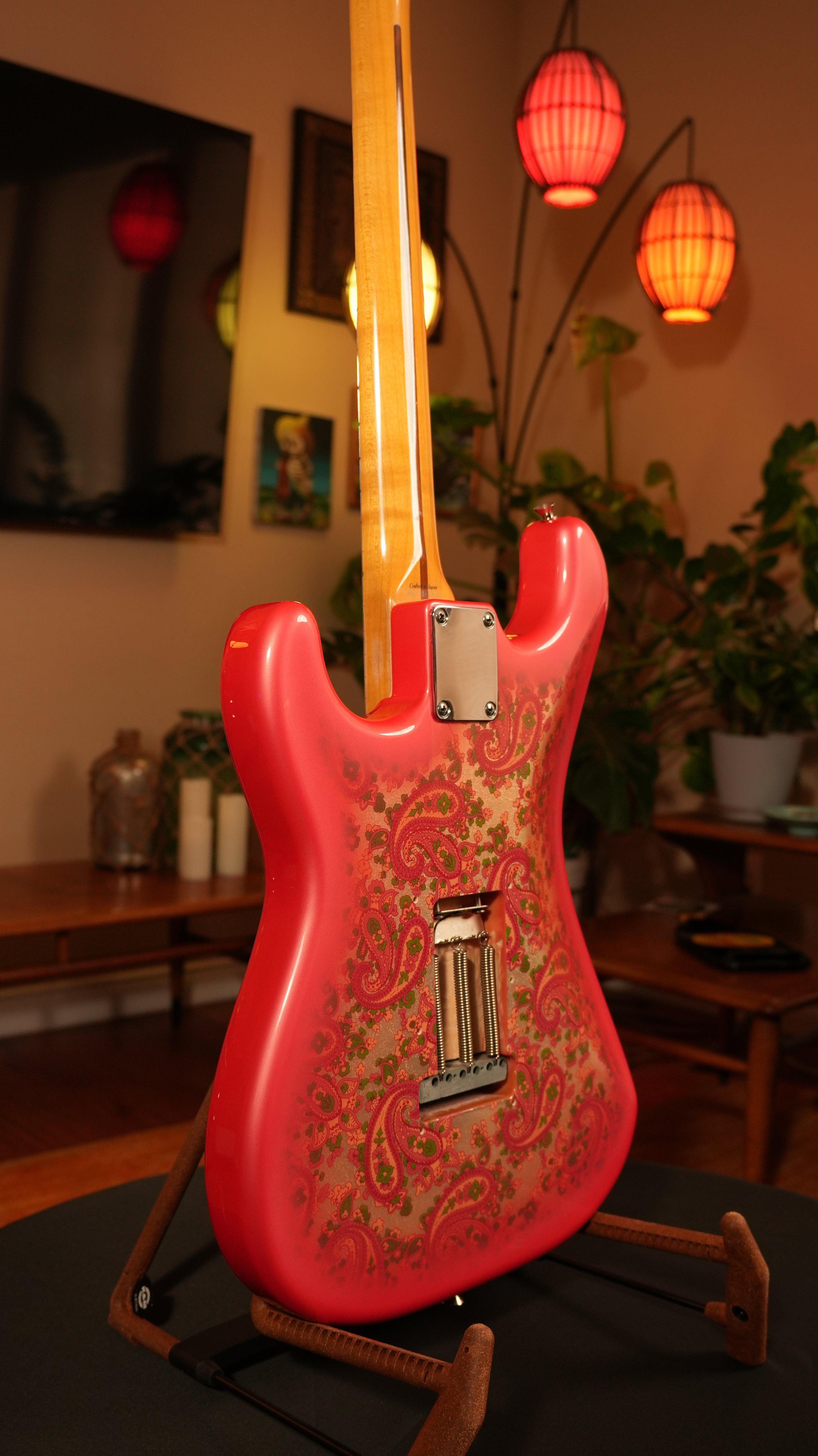 Fender CIJ Pink Paisley Stratocaster 2008 – Made in Japan (JDM) w/ Upgraded Fender Hardshell Case