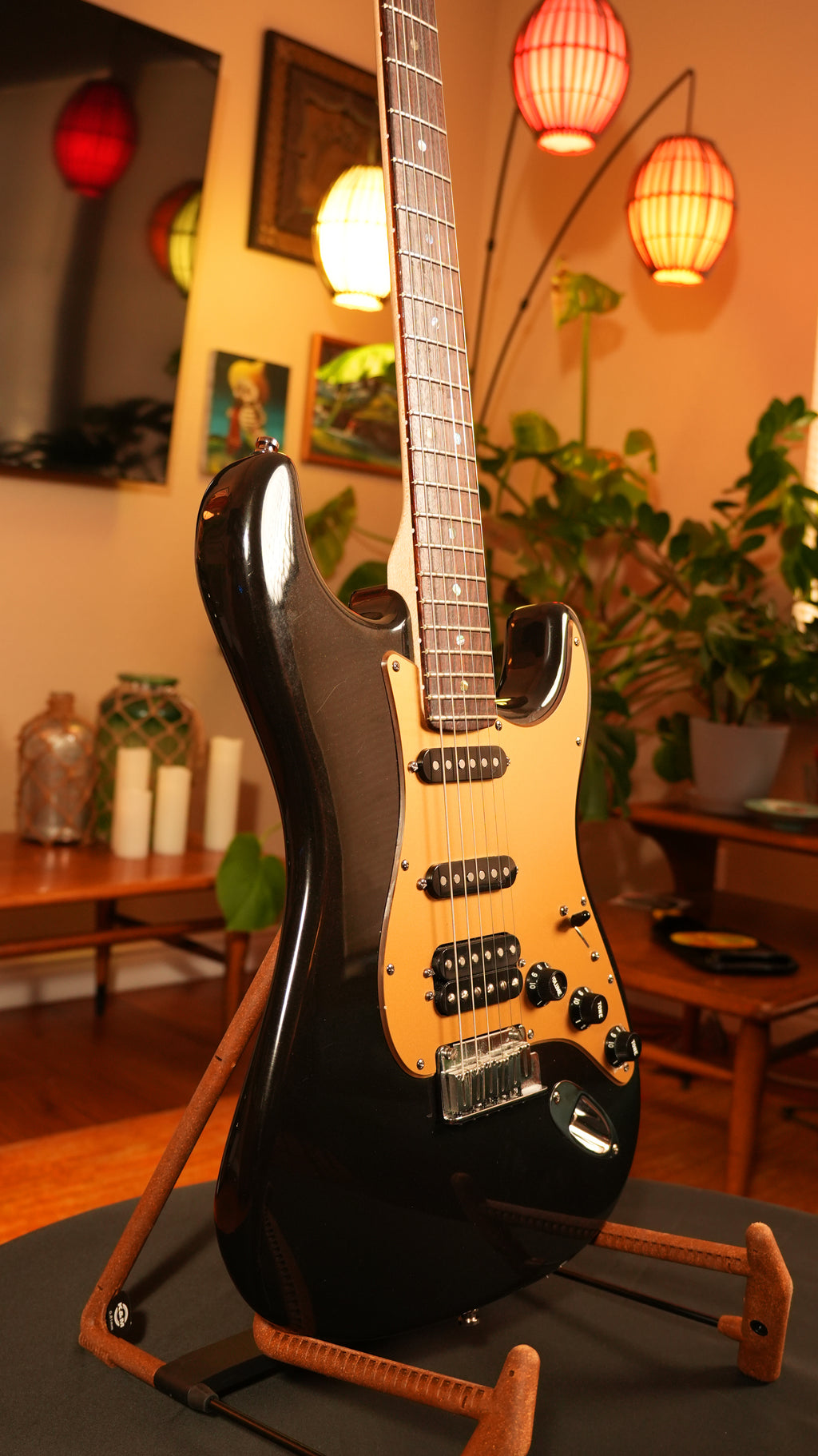 2008 Fender American Deluxe Stratocaster HSS – Montego Black w/ Gold Pickguard & OHSC