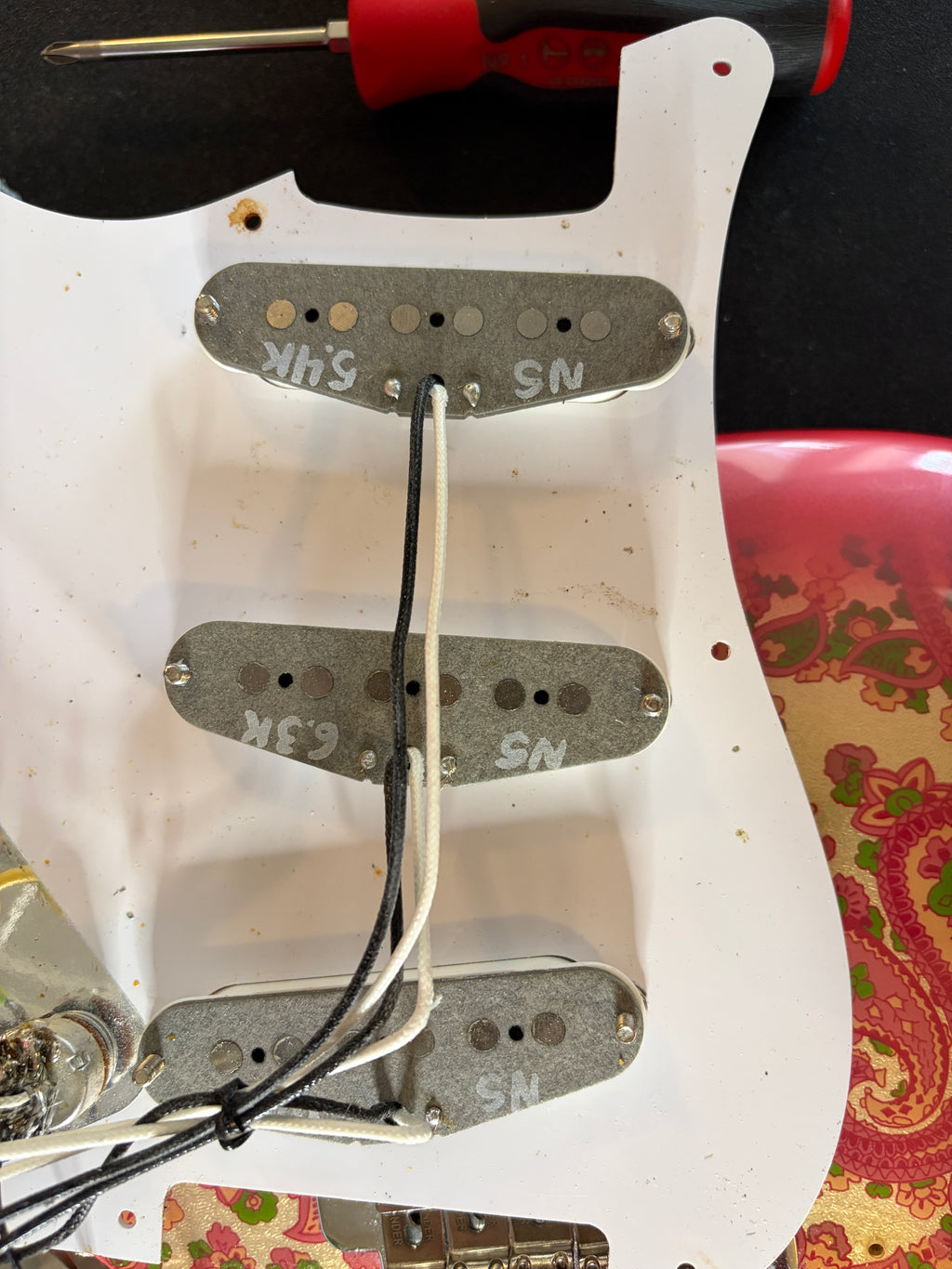 Fender CIJ Pink Paisley Stratocaster 2008 – Made in Japan (JDM) w/ Upgraded Fender Hardshell Case